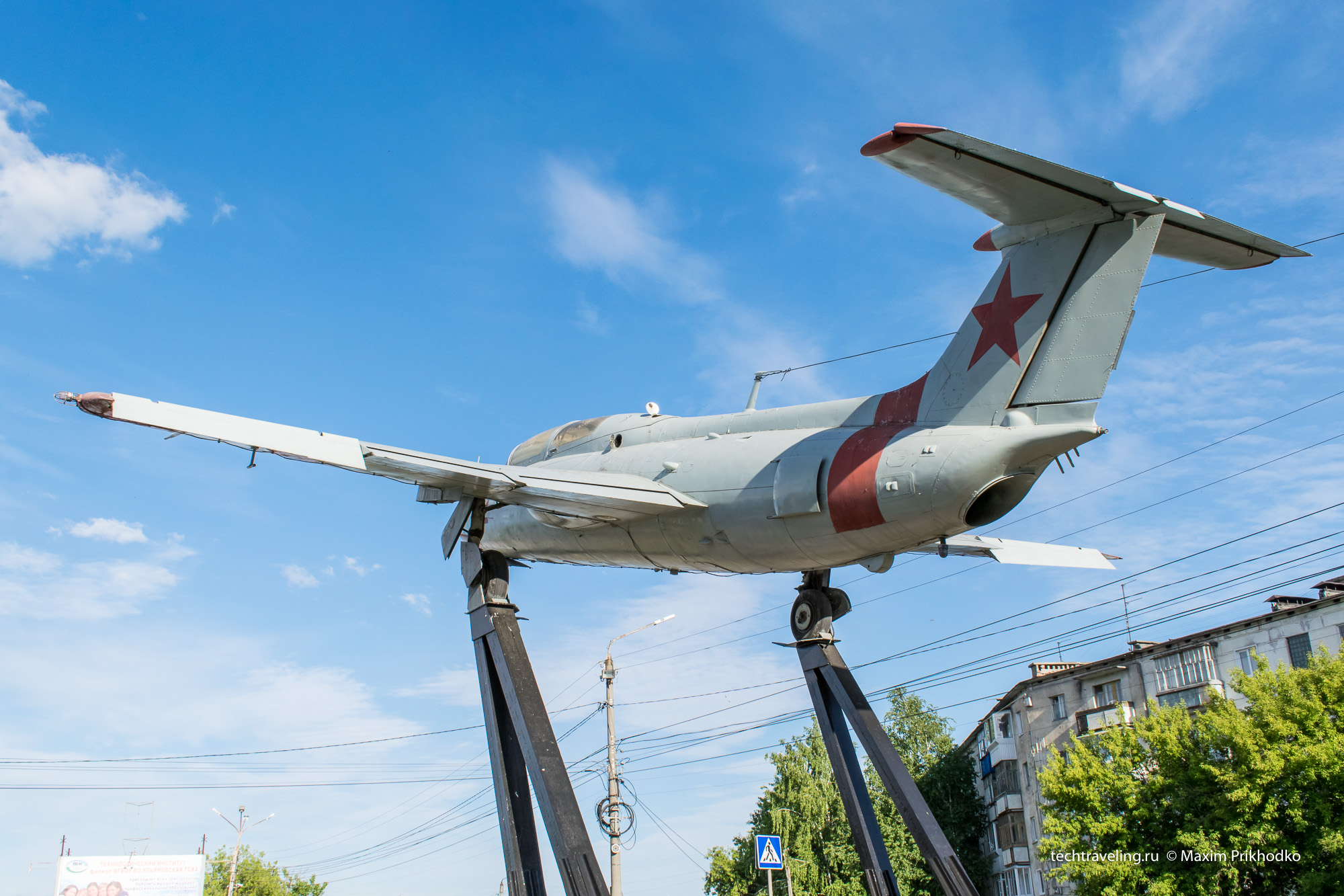 Памятник самолет L-29 «Дельфин» в Димитровграде