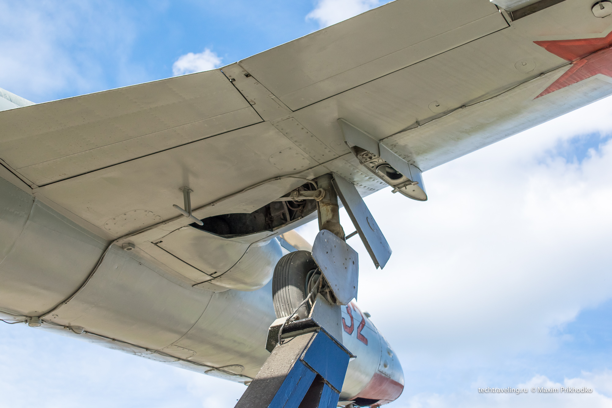 Памятник самолет L-29 «Дельфин» в Димитровграде