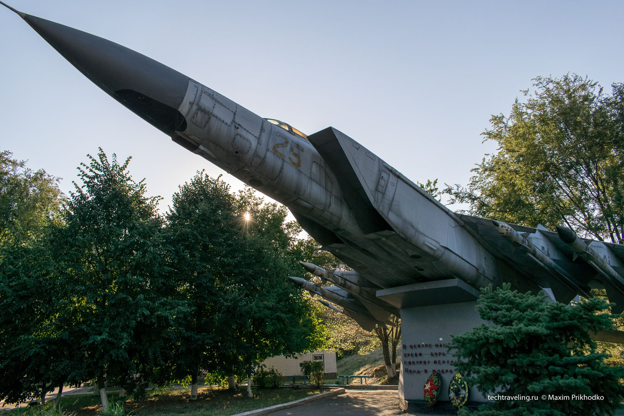 Памятник самолет МиГ-25ПД в Верхнеподпольном